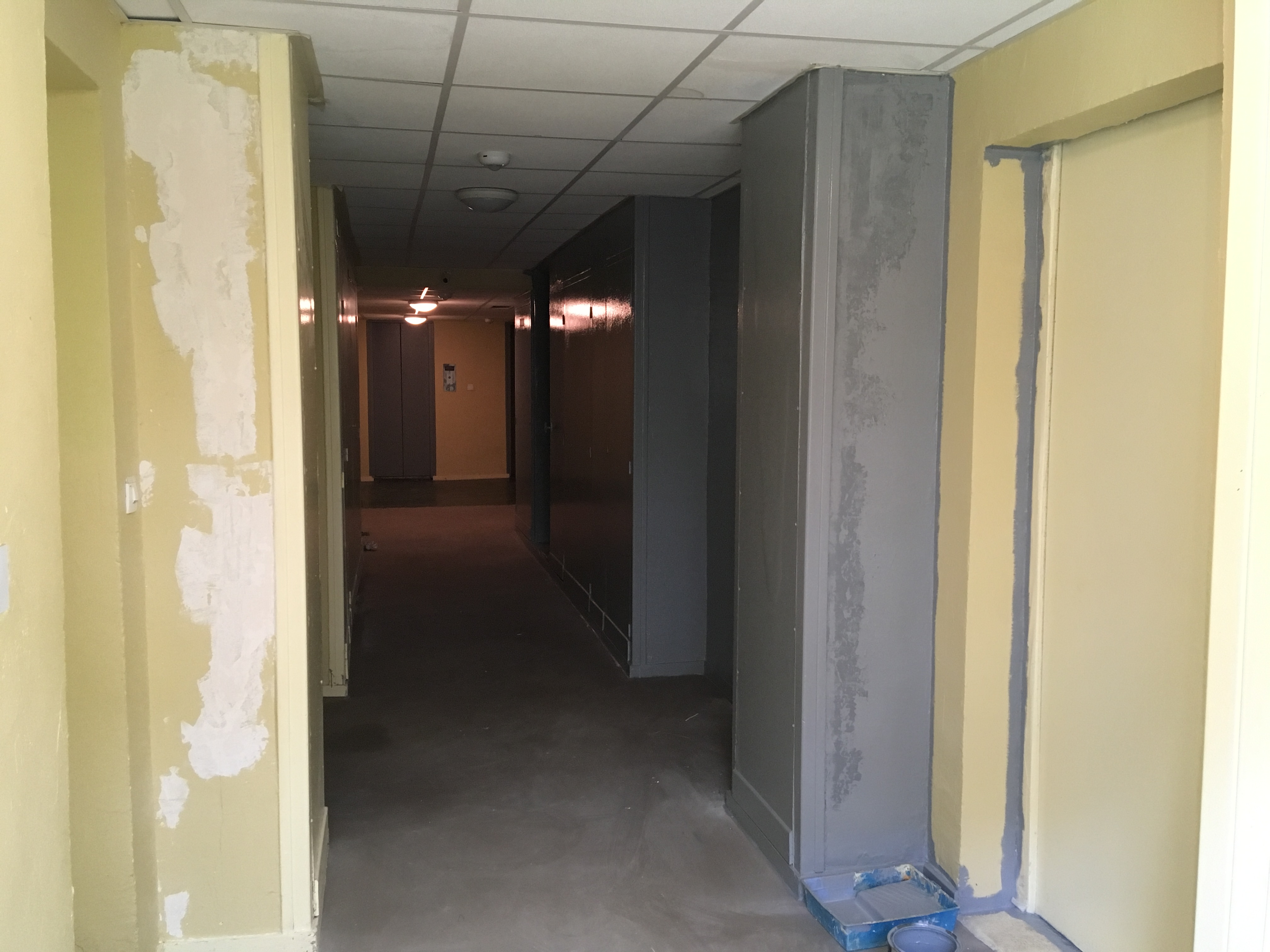 reprise peinture couloir sous sol par gardien