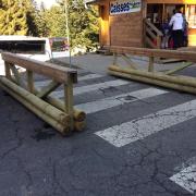 barrières en bois pour matérialiser les passages piétons