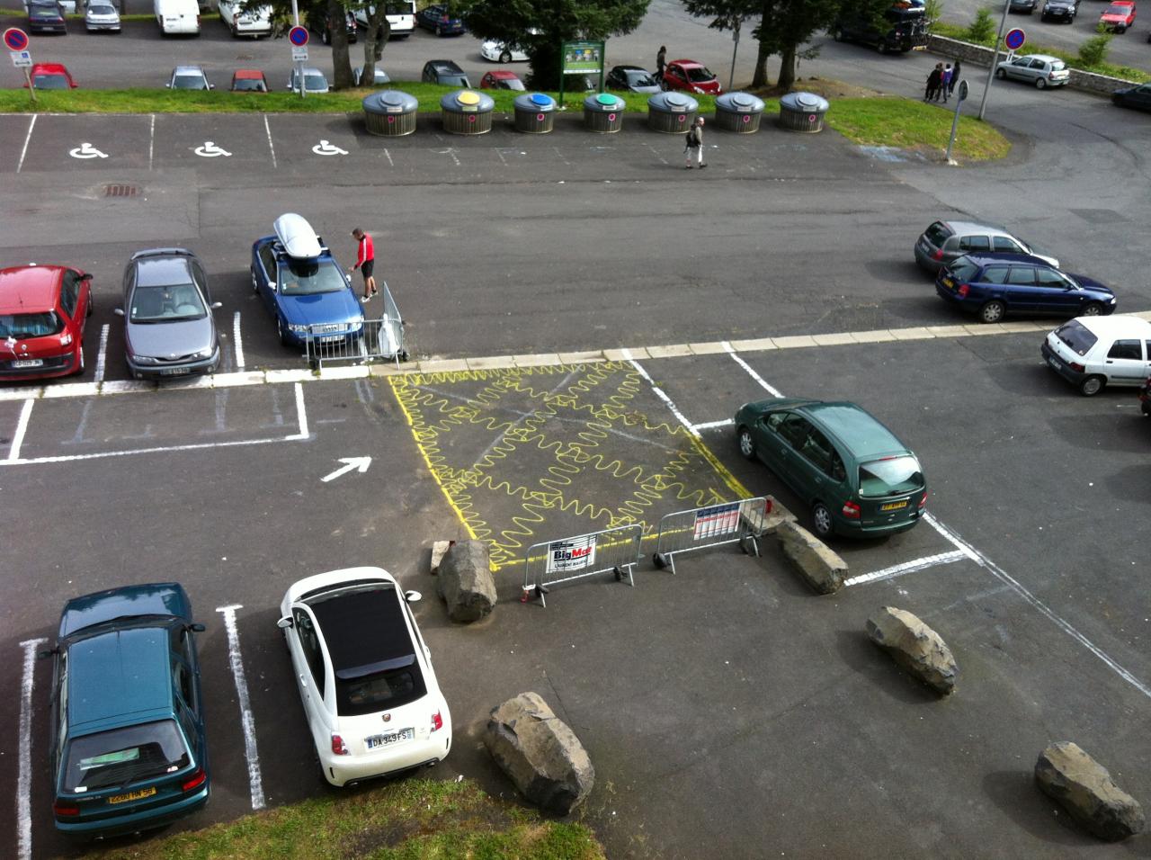 1 zone arrêt dépose minute signalé au sol