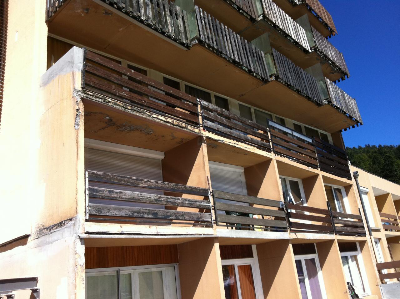 côté impair : mauvais état dalle privative des balcons