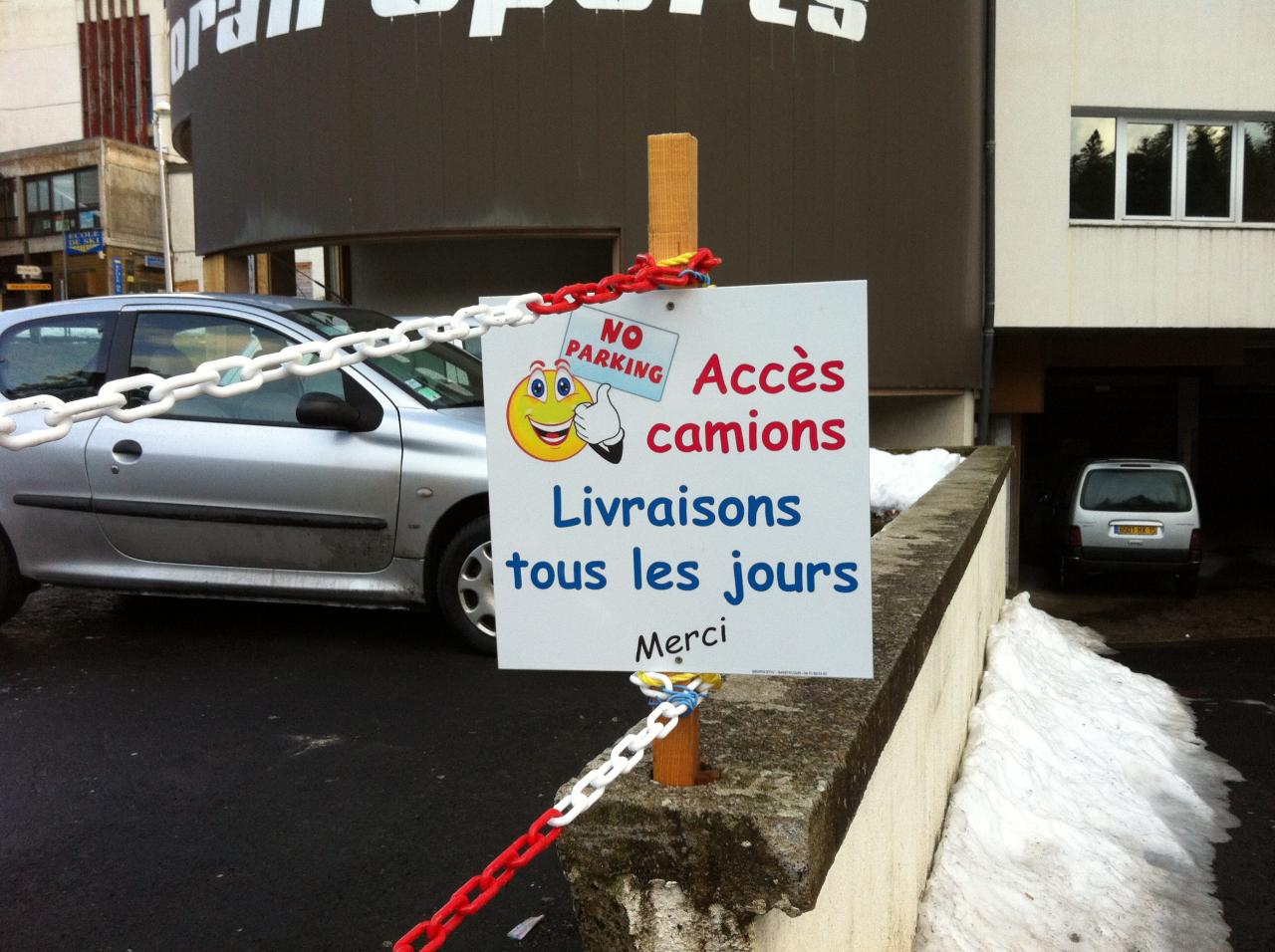 pancarte accès camions