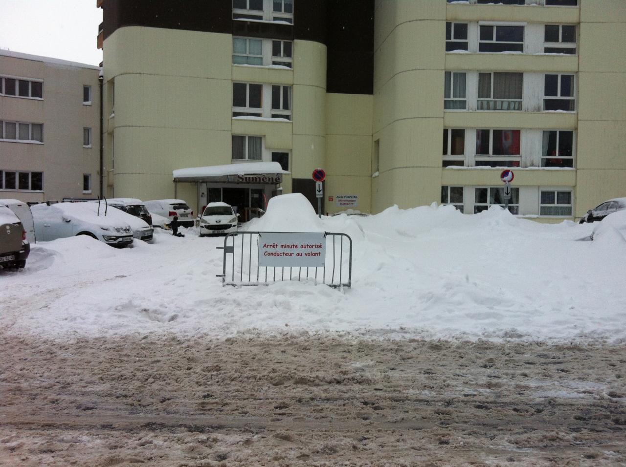 sortie Nord: l'auvent a un beau chapeau blanc