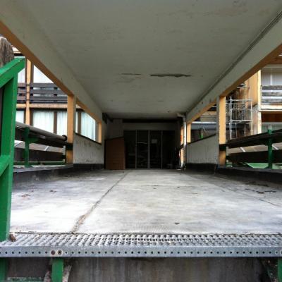 vue de la passerelle débarrassée des gravats et accessoires