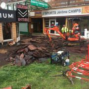 la pelleteuse arrache le vieux revêtement goudron