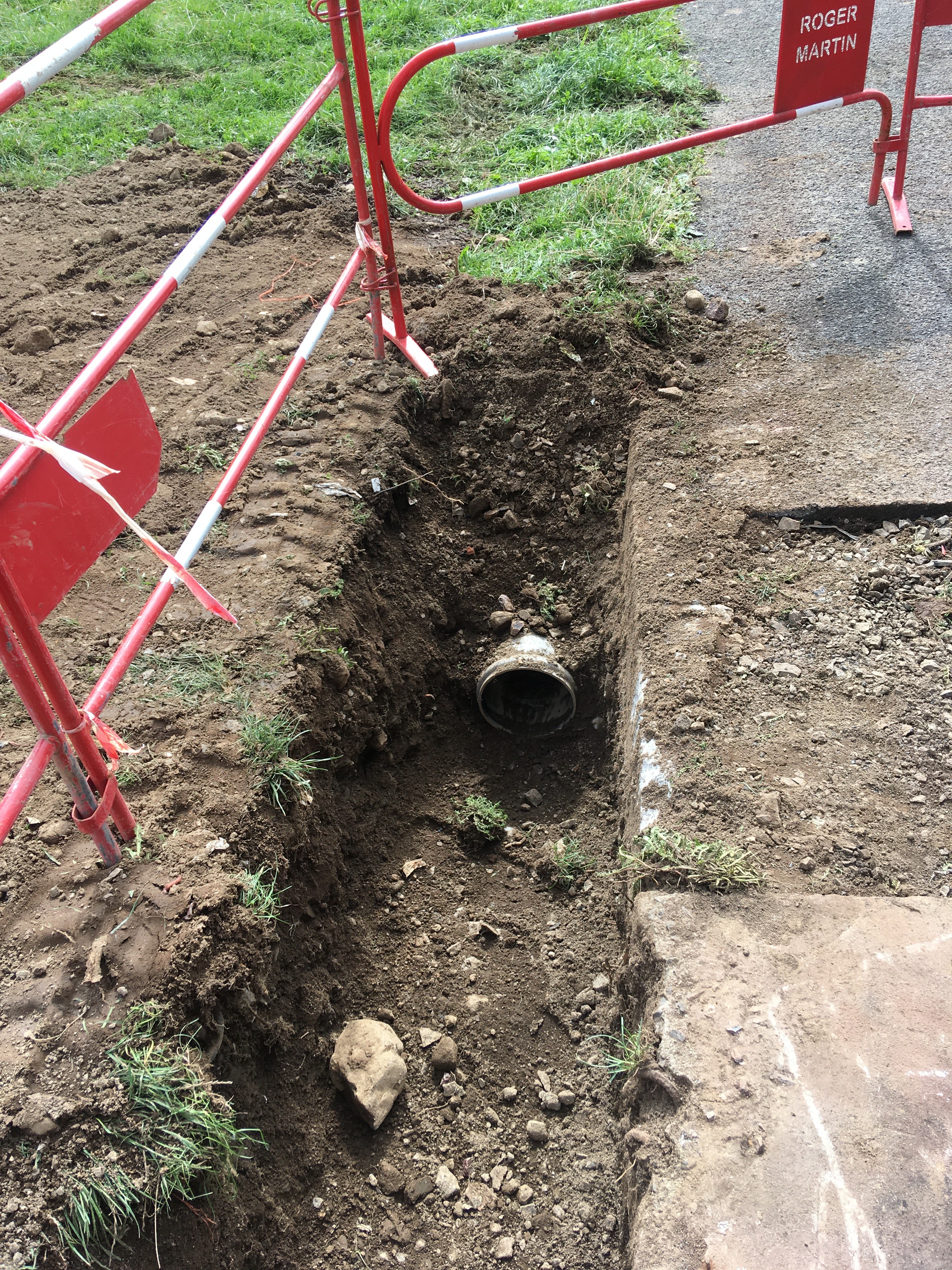 buse qui relie à la conduite devant le trottoir sud