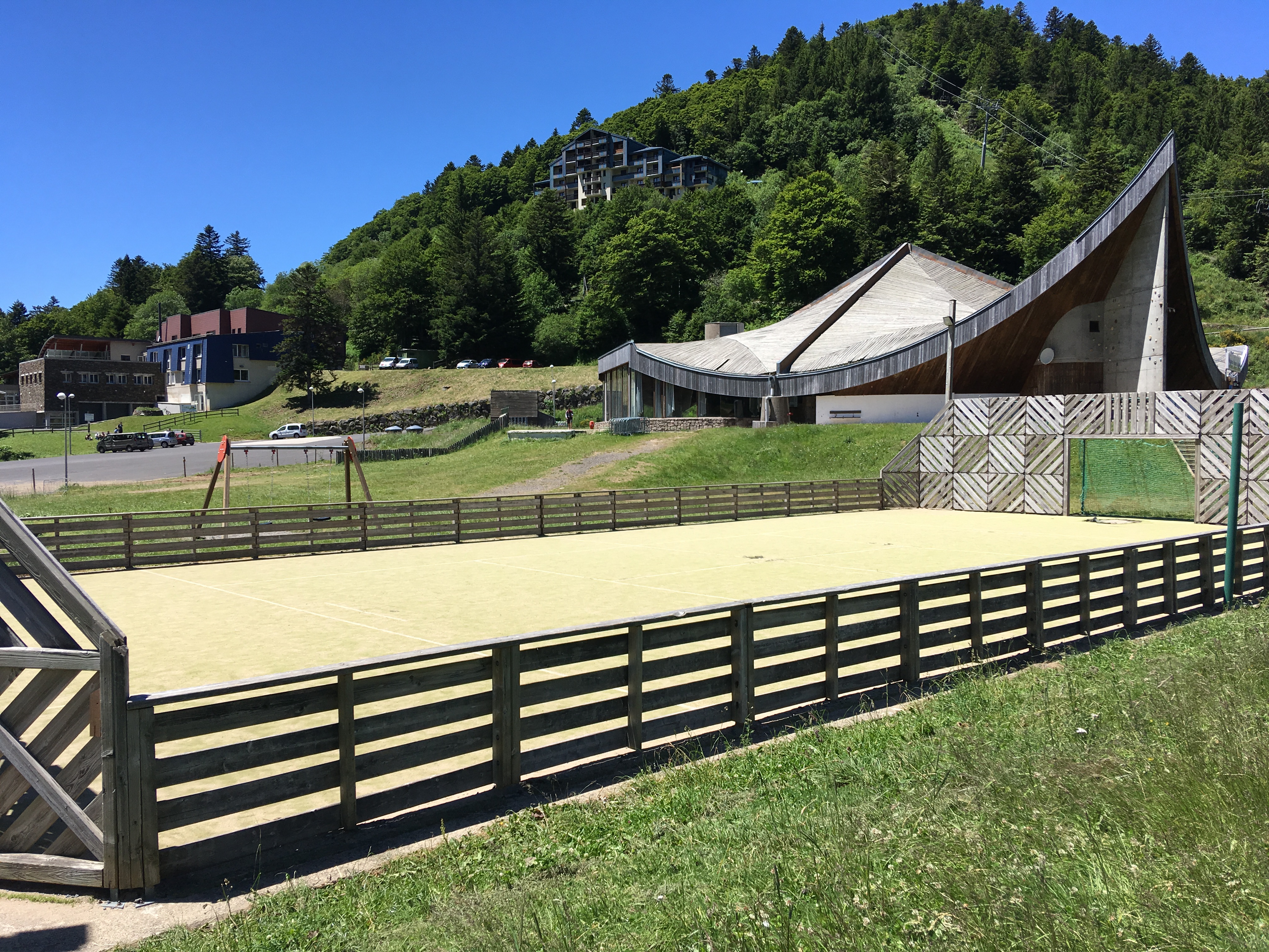 le terrzin omnisports devant la patinoire