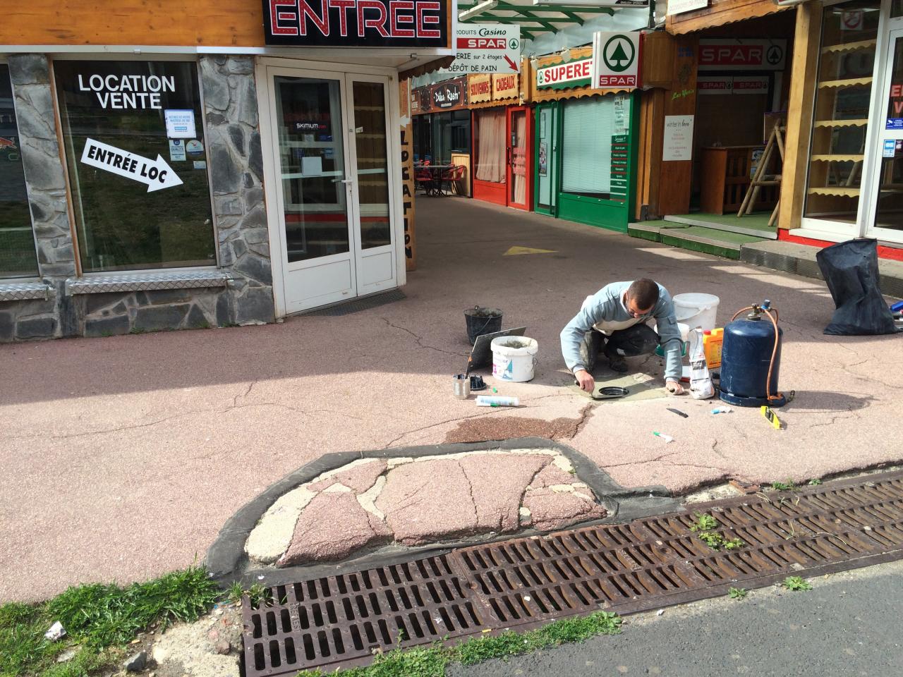 réparation des évacuations sur le trottoir de La Gravière