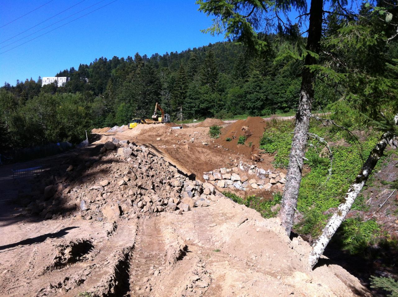 enrochement près du ruisseau