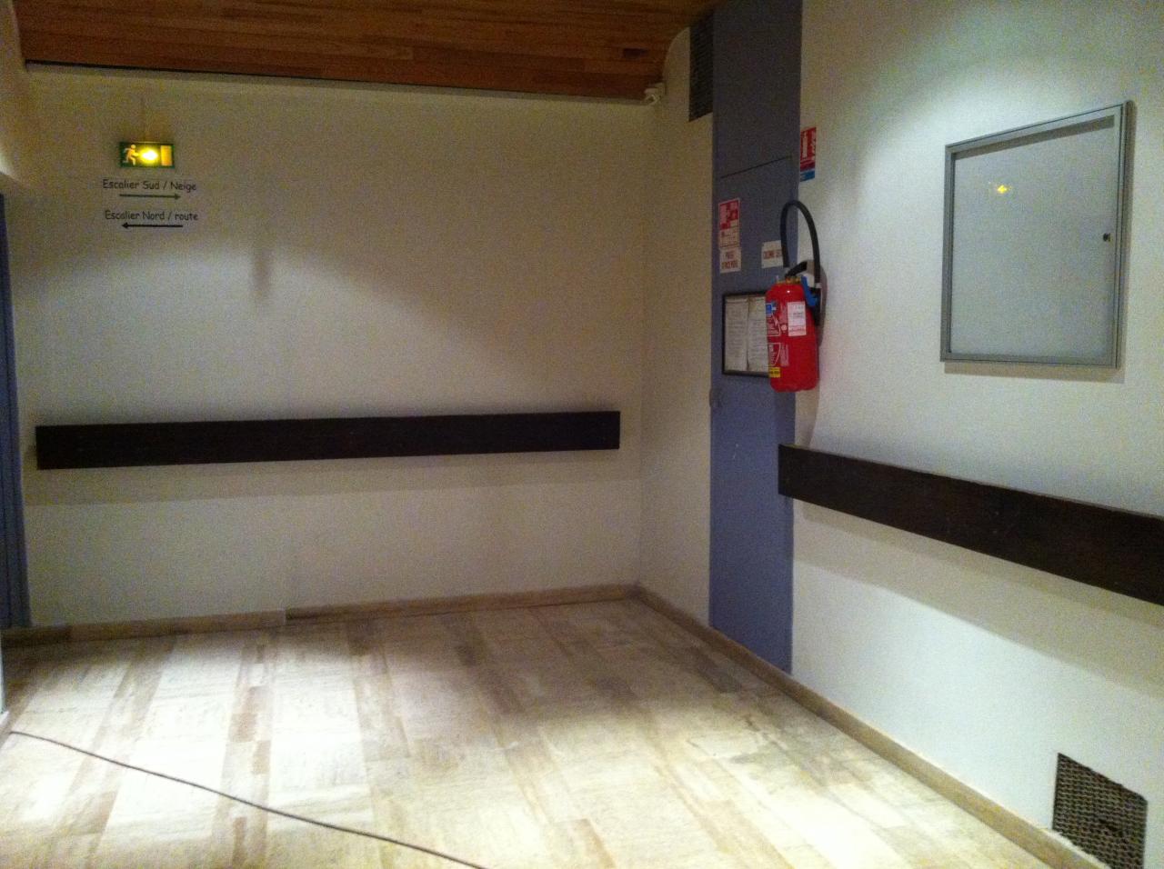 le hall ascenseur RDC haut repeint et flêché