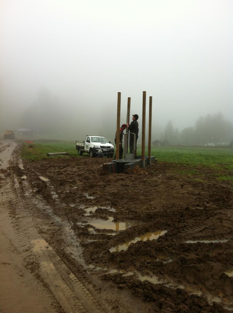 construction de l'abri dans le brouillard