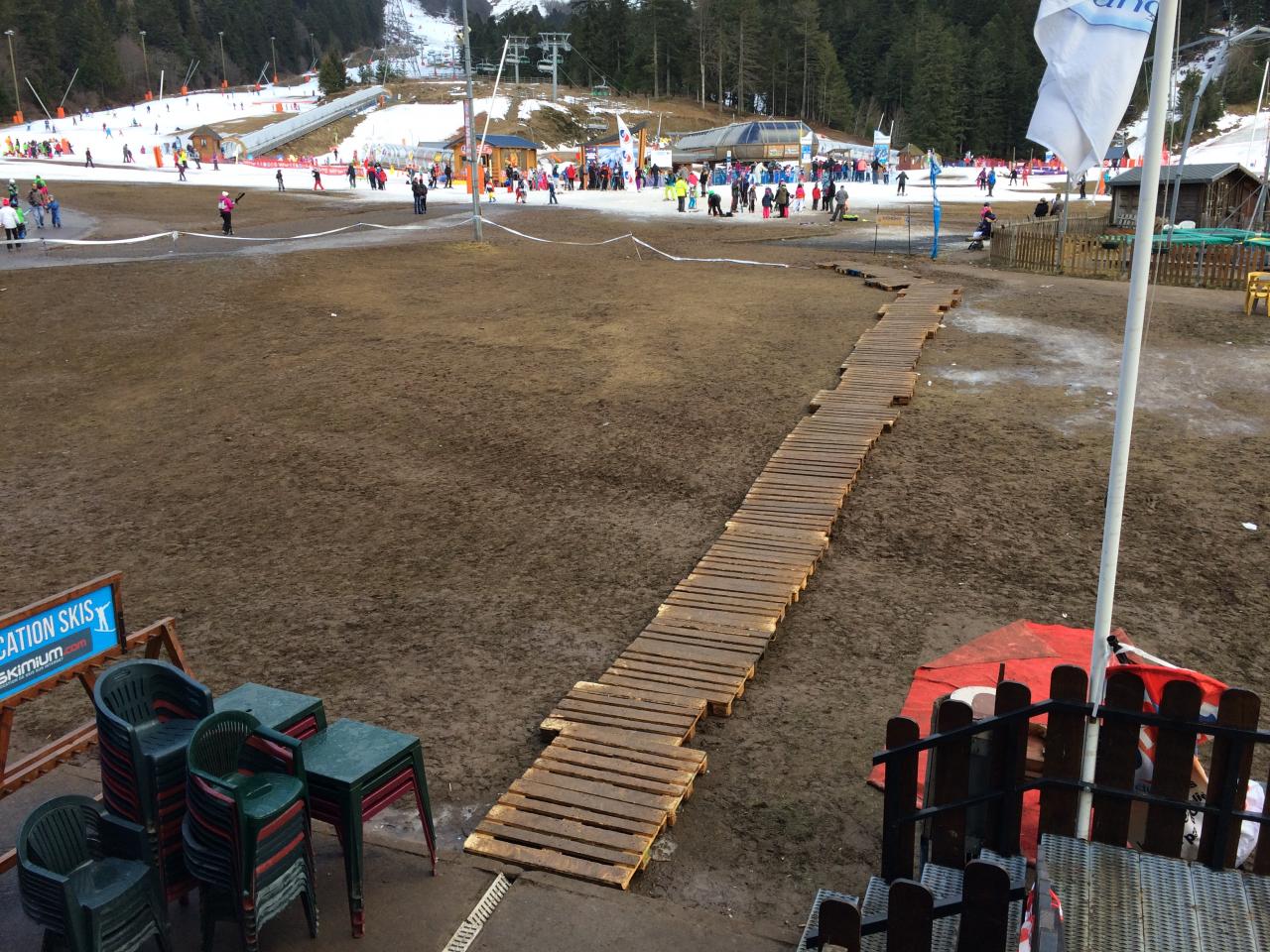 chemin de bois pour accéder aux pistes à partir de Sumène