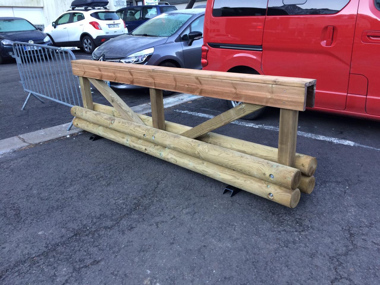 barrière en bois pour matérialiser les stationnments interdits