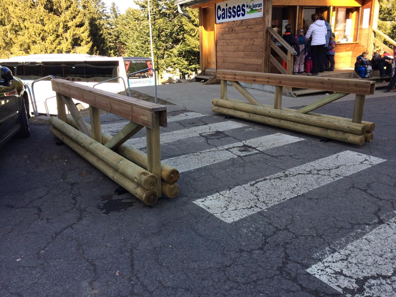 barrières en bois pour matérialiser les passages piétons