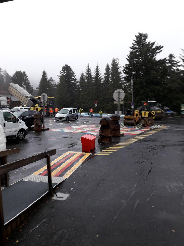 réparation des nids de poule sur la rue du téton de Vénus