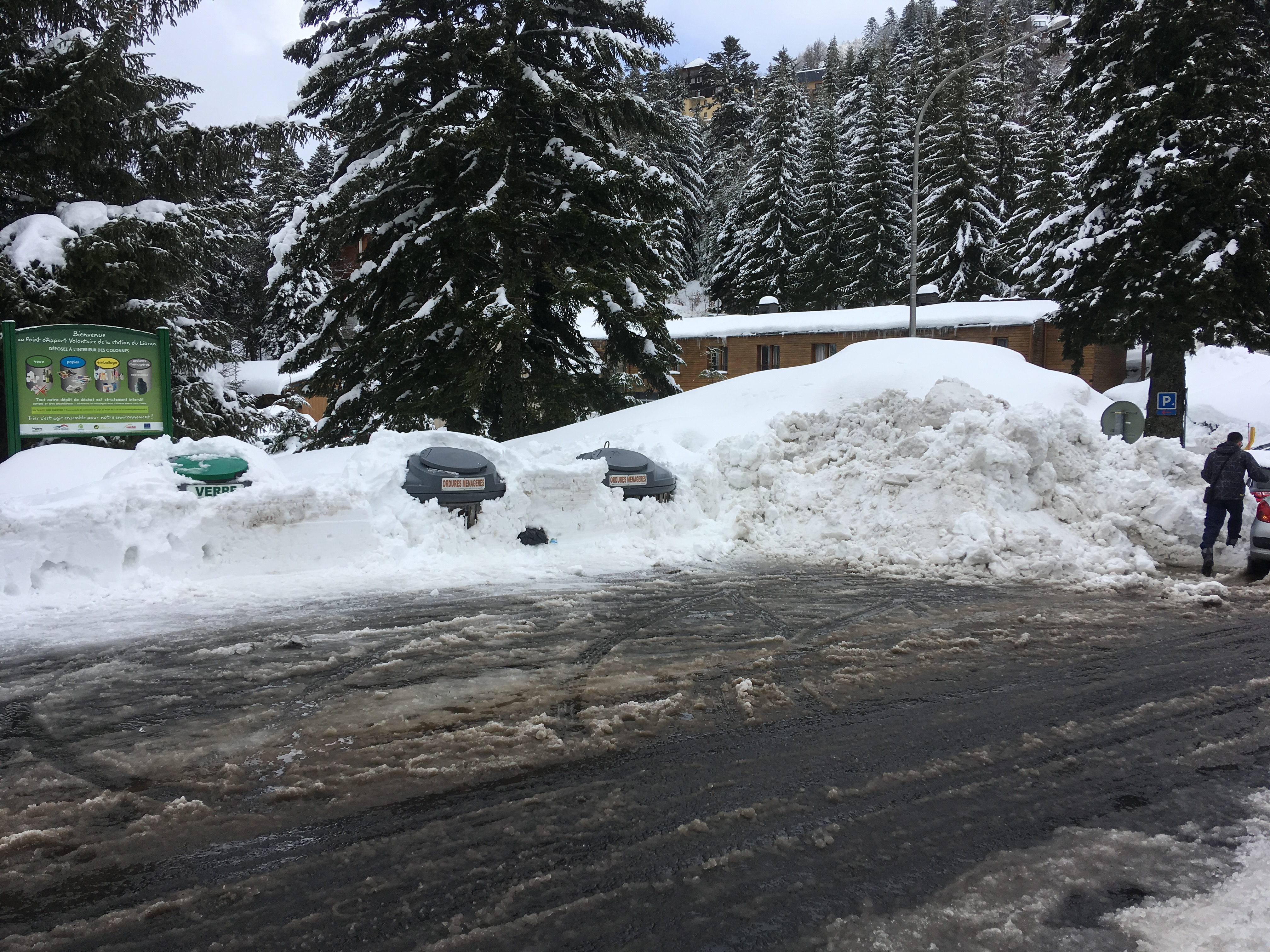 vendredi 1 er février  midi :  conteneurs ensevelis sous la neige