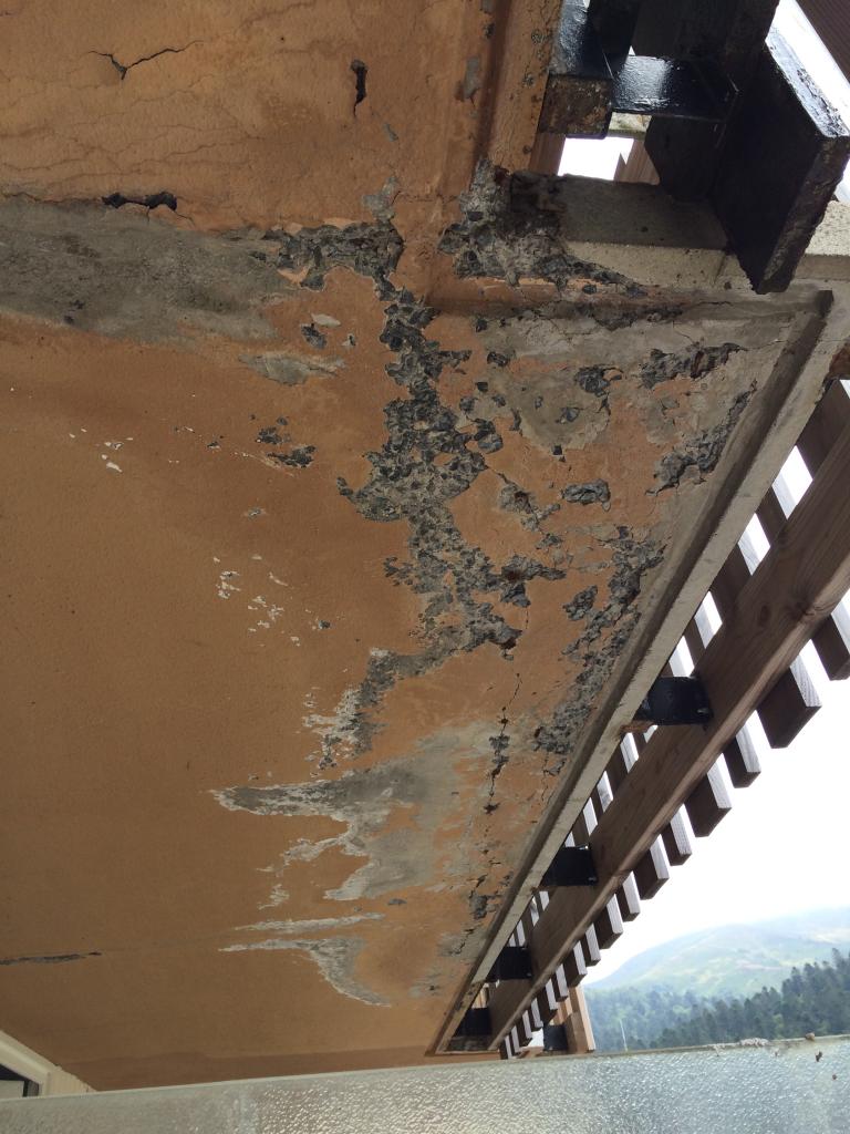 sous face d'une dalle de balcon très détériorée