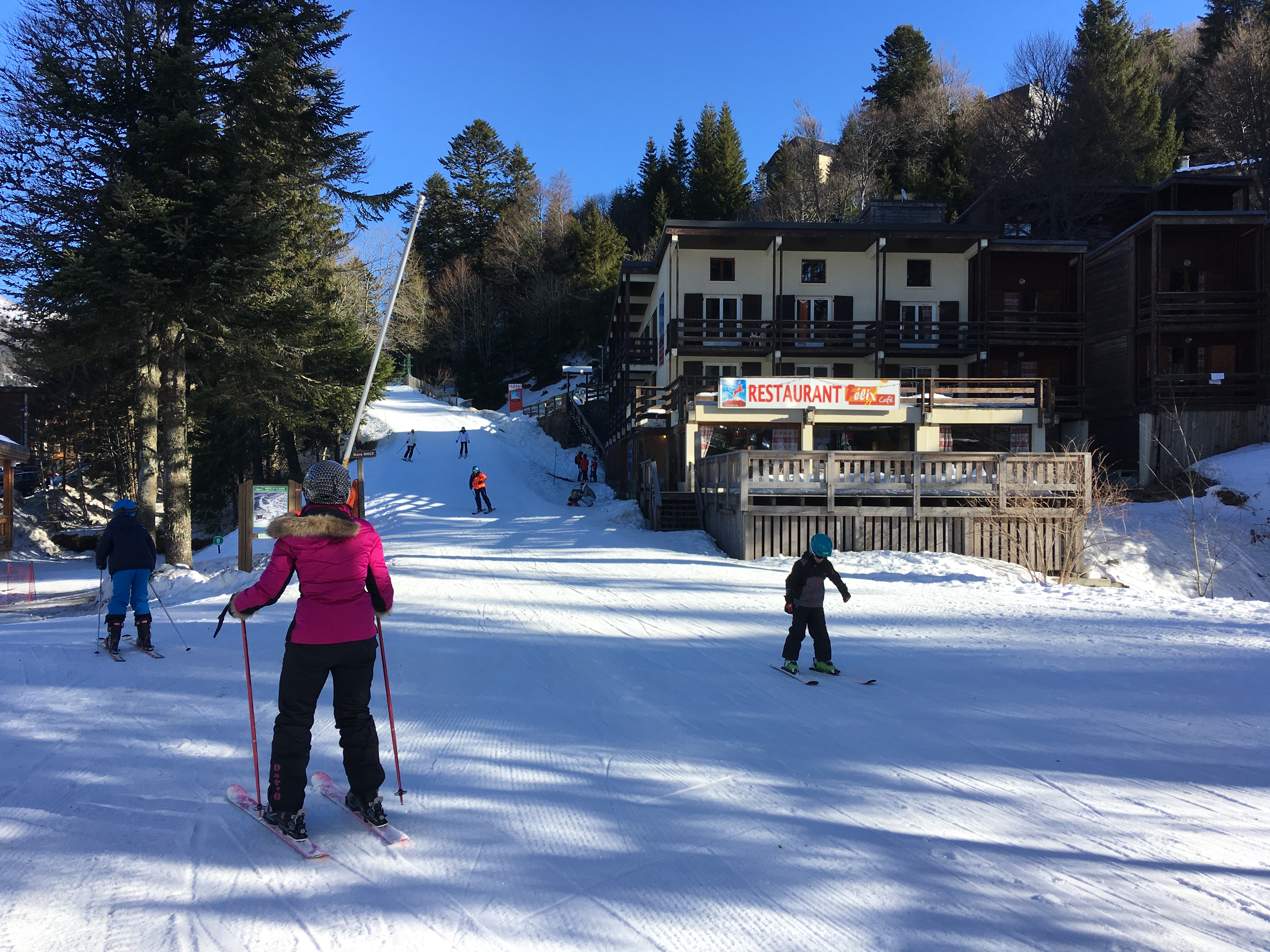 vers la piste de la gare