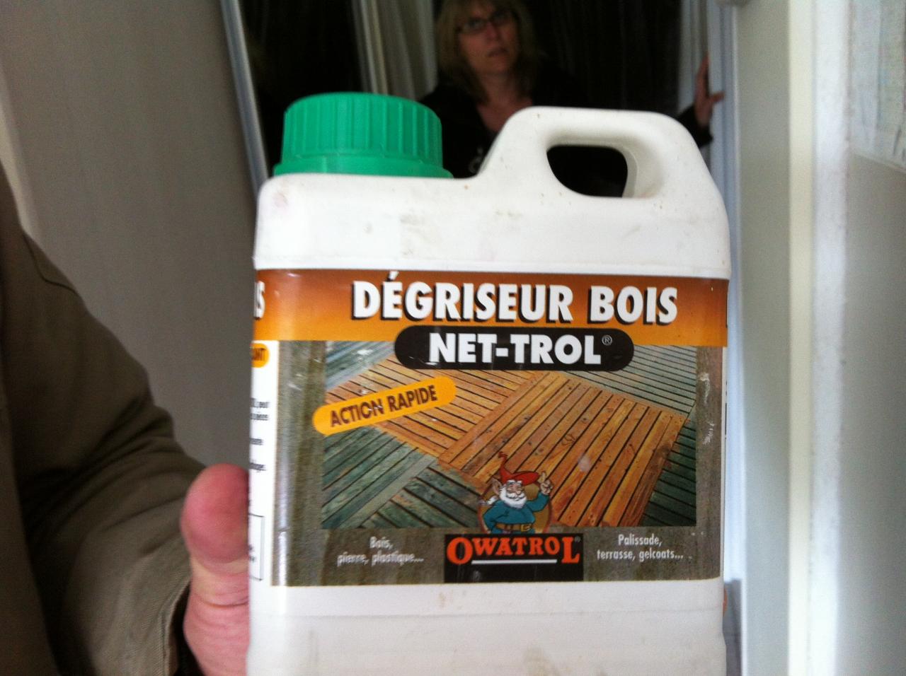 le produit pour nettoyer les tâches sur l'escalier