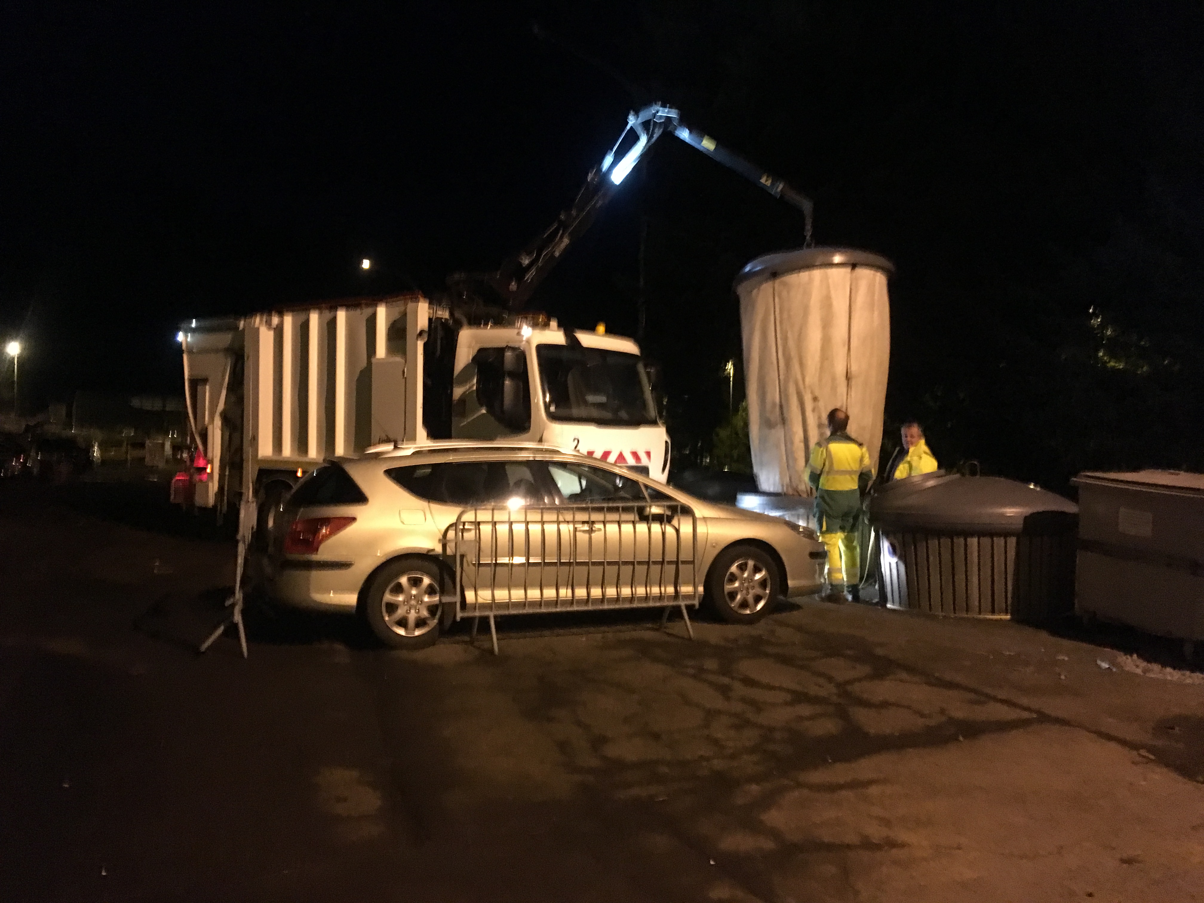 sam 23 fev 6h32 : une auto mal garée gêne la manoeuvre des camions collecteurs