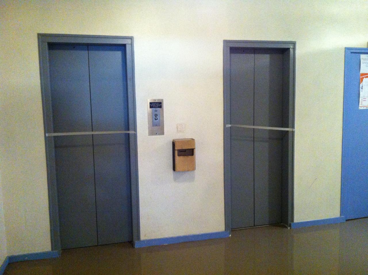 balisage au niveau des portes ascenseurs