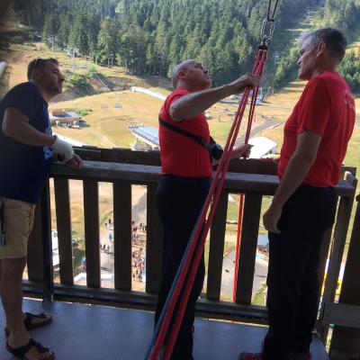 les pompiers tendent les différentes cordes