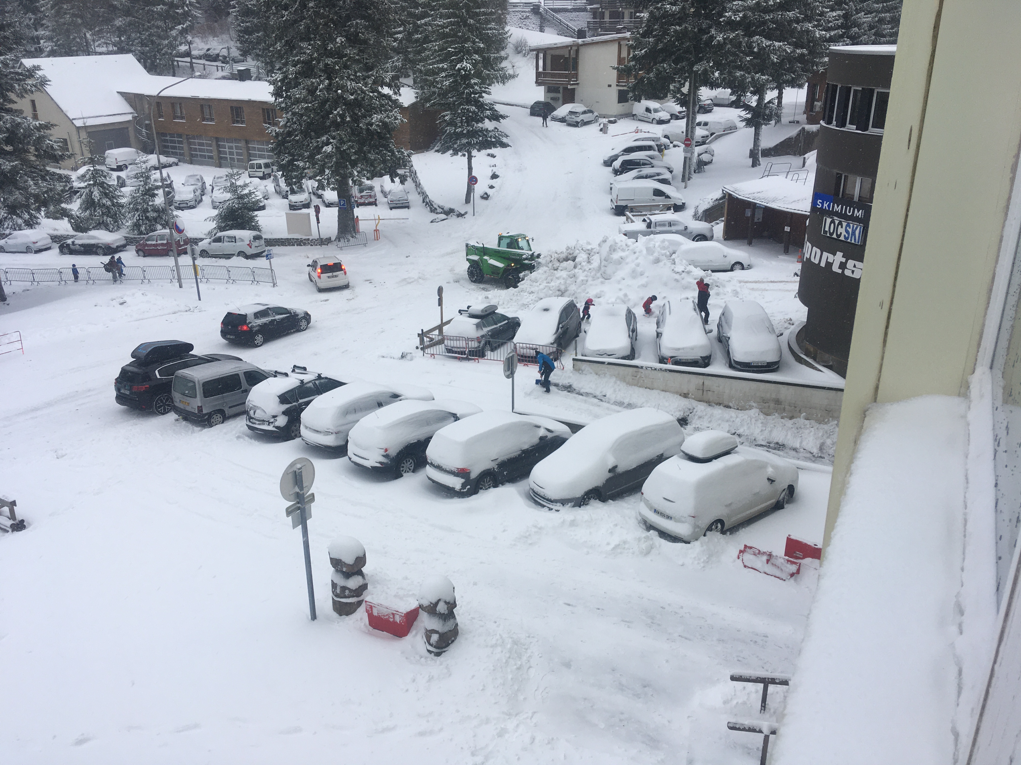 chargement neige par la pelleteuse merlot