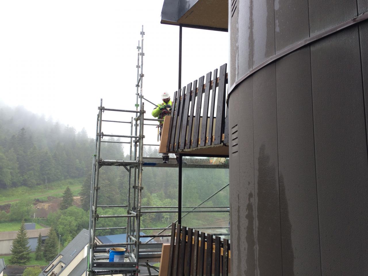 8673  sous la pluie trous de fixation rebouchés