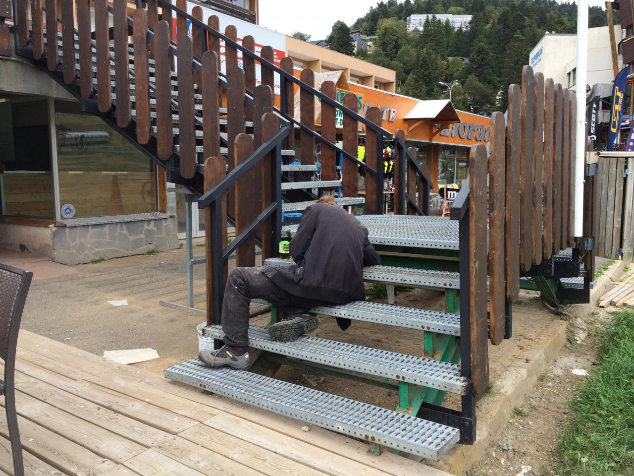 peinture escalier sud : finition des montants